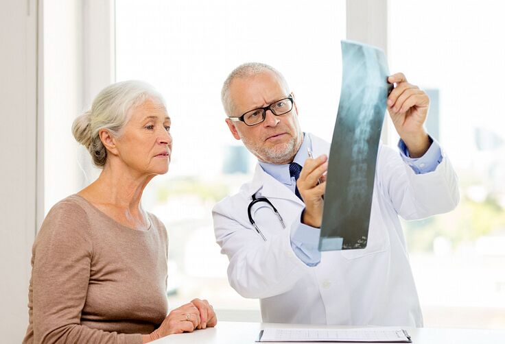O médico determina a osteocondrose cervical nun paciente mediante radiografía